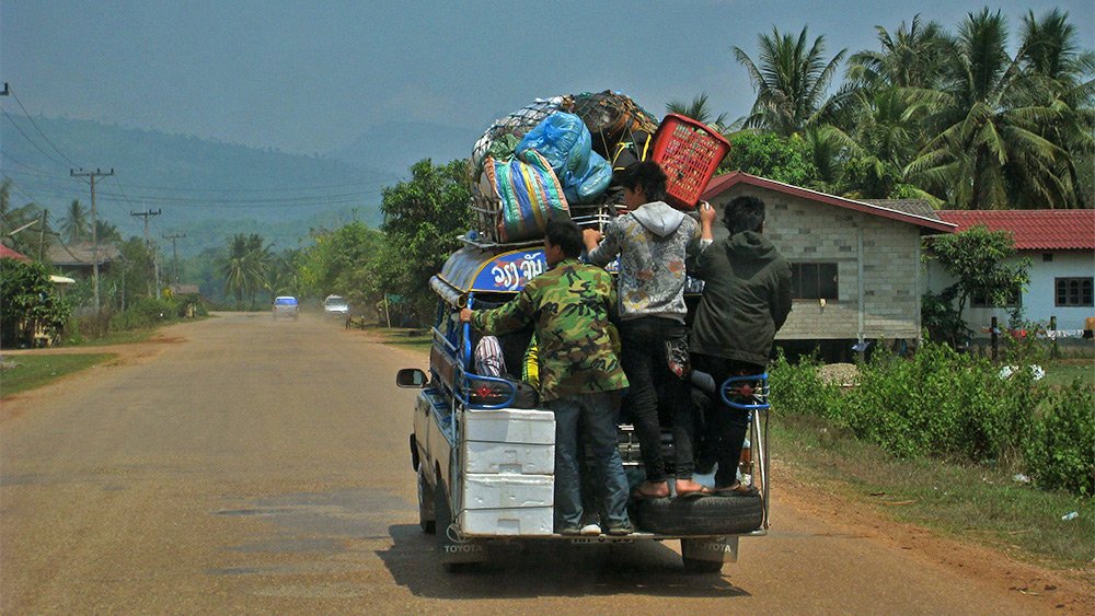Giao thông kỳ lạ ở Lào
